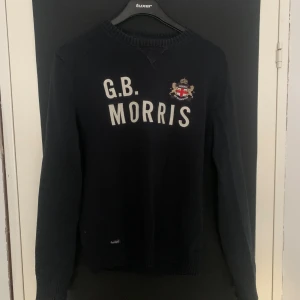 Svart tröja från G.B. Morris - Snygg svart tröja från G.B. Morris, tröjan är storlek S. Skön stickad tröja som är snygg nu till våren