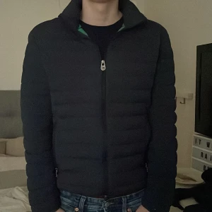 Colmar jacka  - Säljer nu denna feta colmar jackan då den börja bli liten. Den är använd men absolut inga fel på den. Kan tänka mig att sänka priset lite kom med förslag🤩
