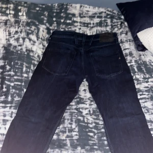 Mörkblå Replay Jeans! - Snygga mörkblå jeans från Replay i modellen Anbass.  Knappast använda! Nypris 1200…😒, mitt pris: 500🤩😍💯. Tveka inte på att fråga några frågor om dessa tvär feta jeans. Dessa uppgraderar din garderob något enormt!  Storlek 31/32😁