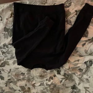 Marin blå från Newbody - Säljer en stilren marinblå tröja från Newbody i storlek S. Tröjan har långa ärmar och en klassisk rund halsringning. Perfekt för en enkel och bekväm stil.