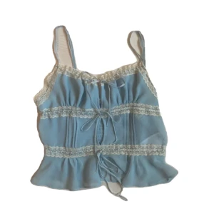 Urban outfitters topp - Topp med spetts o rosetter från Urban outfitters köpte för 300kr. Den är stretchig där bak💕