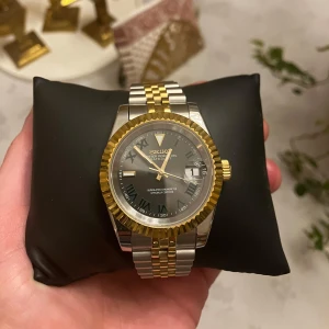 Seiko-Mod Wimbledon - 39mm Elegant Seiko Mod klocka med öppen caseback och tvåfärgad länk i silver och guld. Urtavlan är grå med gröna detaljer och visare i guld. Box ingår med extra länkar!