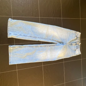 Blå jeans från Wera - Snygga blå jeans från Wera med en wide fit. De har klassiska femficksdetaljer och en knappgylf. Säljer då de inte passar mig längre. Säljs även på flera sidor. Mått: Midja: 33 cm Innerbenslängd: 70cm Gren:25 cm