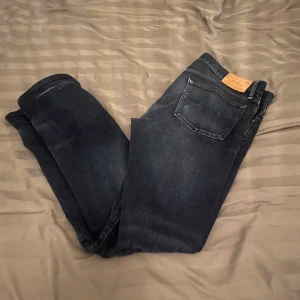 Mörkblå jeans från Polo Ralph Lauren - Snygga mörkblå jeans från Polo Ralph Lauren i modellen Varick Slim Straight. De har en klassisk femficksdesign. Perfekta för en stilren look.