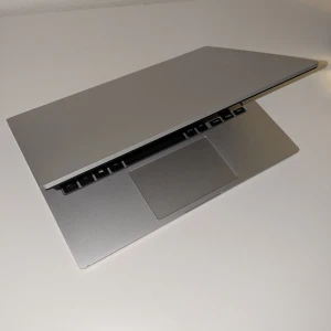 Samsung Galaxy Book go - Säljer en stilren silverfärgad bärbar dator med svart tangentbord. Datorn har en stor pekplatta och en skärm med tunn ram. Den levereras i originalförpackning med laddare och kablar. Perfekt för studier eller arbete. Använde den bara för studier i 3 månader och sen behövde inte den längre. Kan alltid diskuteras om ett pris eller om några fler bilder ✨💫