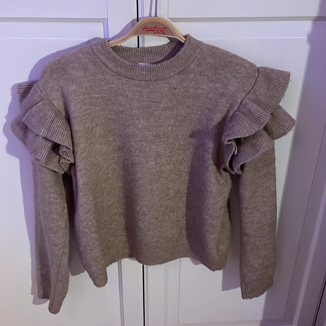 Beige tröja med volangdetaljer från H&M - 1