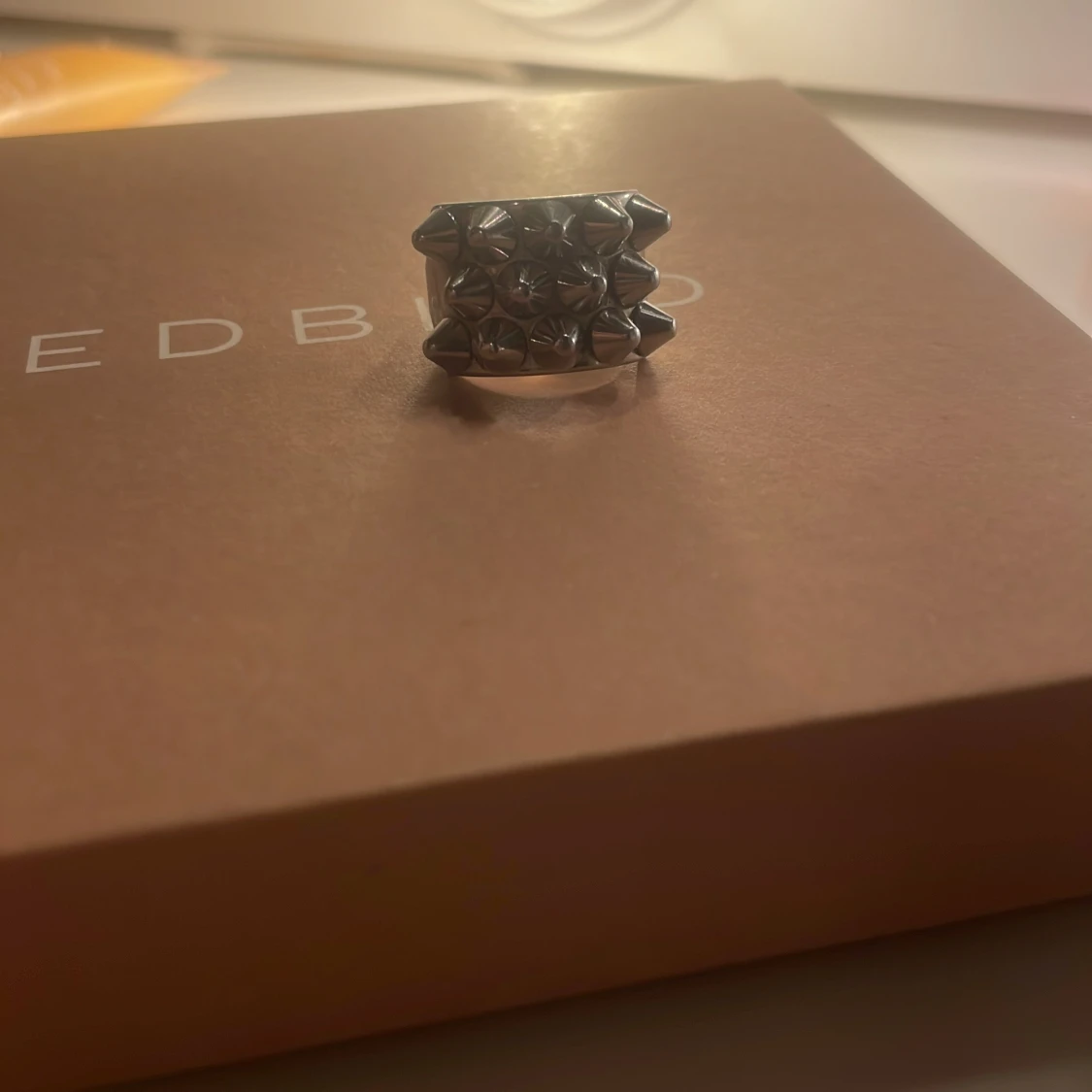 Silvrig ring med nitar från Edblad - 2