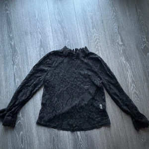 Blus  - Superfint blus! Tyvärr aldrig använd då den va för liten för mig och väntade för länge med att skicka tillbaka! Nypris 200 