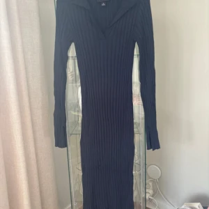 Klänning från monki  - Skavanker finns på bild. Något nopprig men går säkert att få bort med en noppmaskin. (Bilder tagna från min Vinted profil)