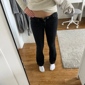Lågmidjade jeans - Superfina lågmidjade jeans som tyvärr inte passar längre💕 Midjemått:36 cm, Innerbenslängd: 79 cm