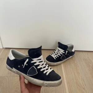 Philippe model - Säljes: Philippe Model blåa skor i bra skick.  Skorna är i fint skick utan några fel, endast sulan är lite sliten som man kan se på bilden.  Storlek 43, och de motsvarar en normal storlek. Små smutsfläckar kan enkelt tvättas bort.  Skorna är 100 % äkta. Jag har betalat 340 euro för dem, och originalkartongen ingår.  Hör gärna av dig om du har några frågor! Jag skickar inom 24 timmar.