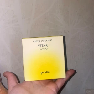 Hell ny Green Tangerine Vita-C Toner Pad+ från Goodal - Hell ny Upptäck Goodals Green Tangerine Vita-C Toner Pad+, perfekt för att fräscha upp huden. Förpackningen är i en ljusgul ton med en stilren design. Innehåller C-vitamin för en strålande hy. Priset kan diskuteras vid snabb affär 