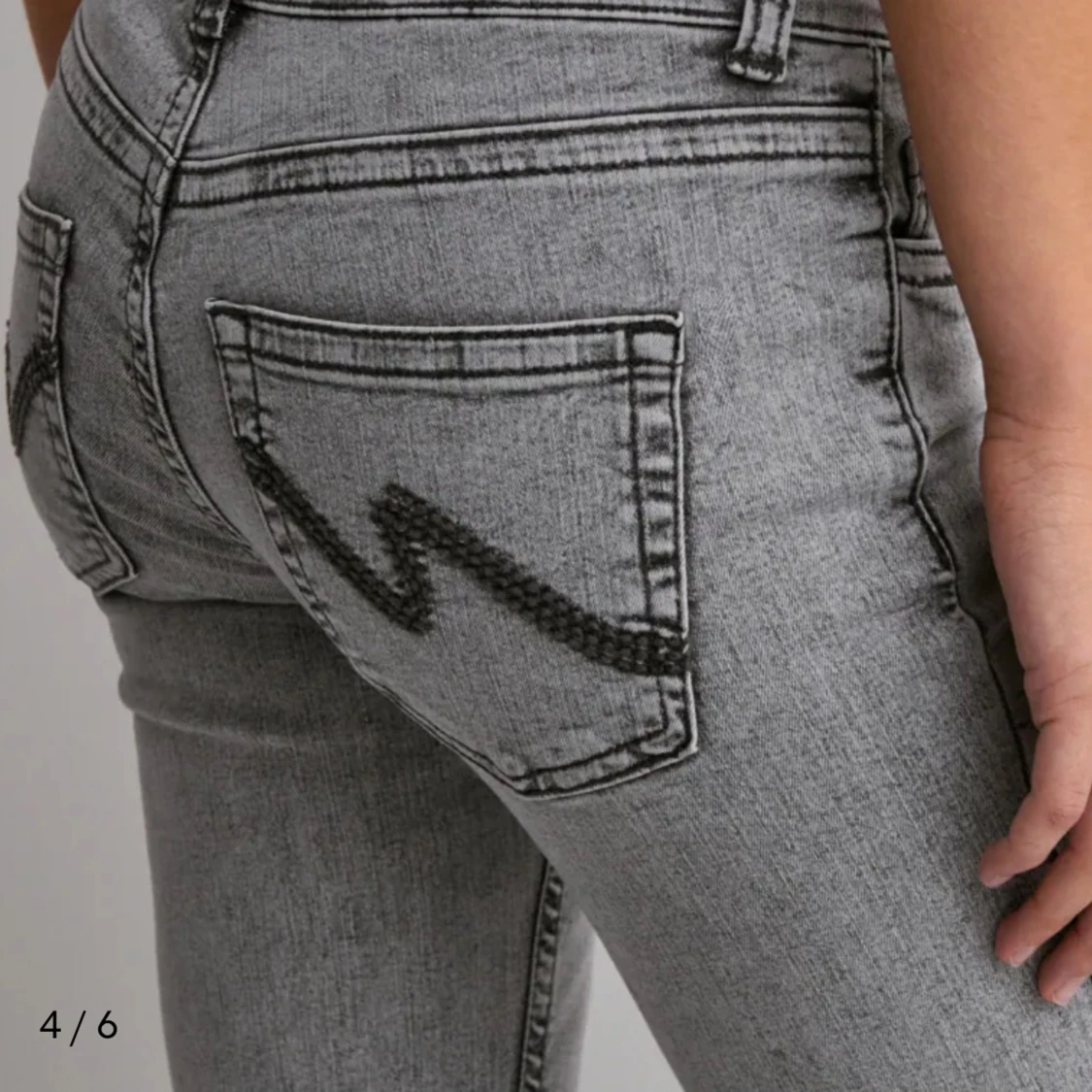 Grå jeans med broderad detalj - 1