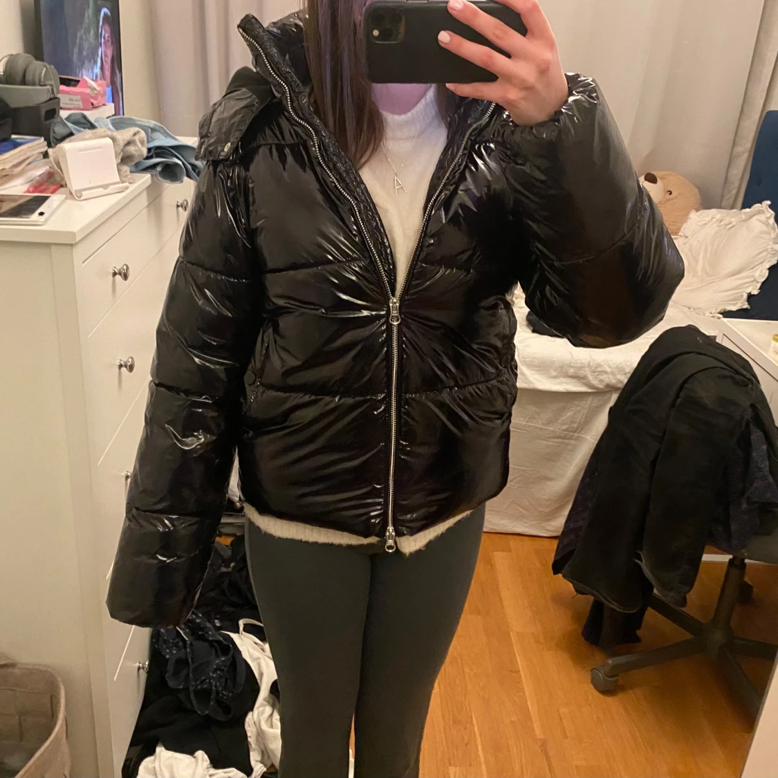 Svart glansig pufferjacka