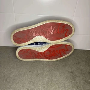 Christian louboutin - Tja säljer nu mina loubs då dom inte kommer till användning! Storlek 43, box ingår tyvärr inte! Skriv för mer info!
