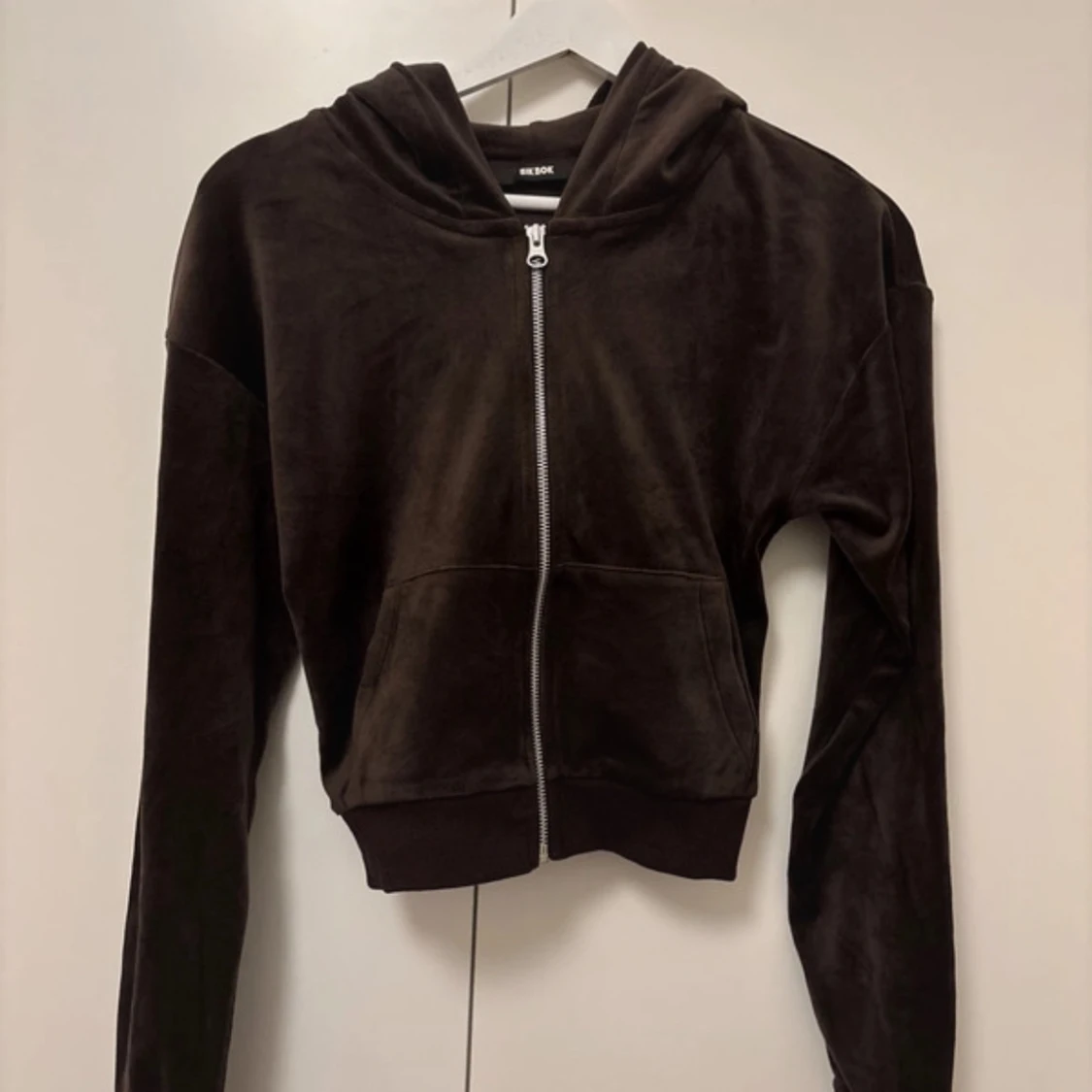 Brun hoodie från Bik Bok