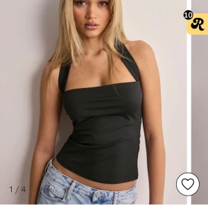 Svart topp - Snygg svart oneshoulder topp med en stilren design. Perfekt för en trendig look. Passar bra till jeans eller kjol för en kväll ute. Säljer då jag beställde fel storlek, så aldrig använd. 💞Slut i butik nu