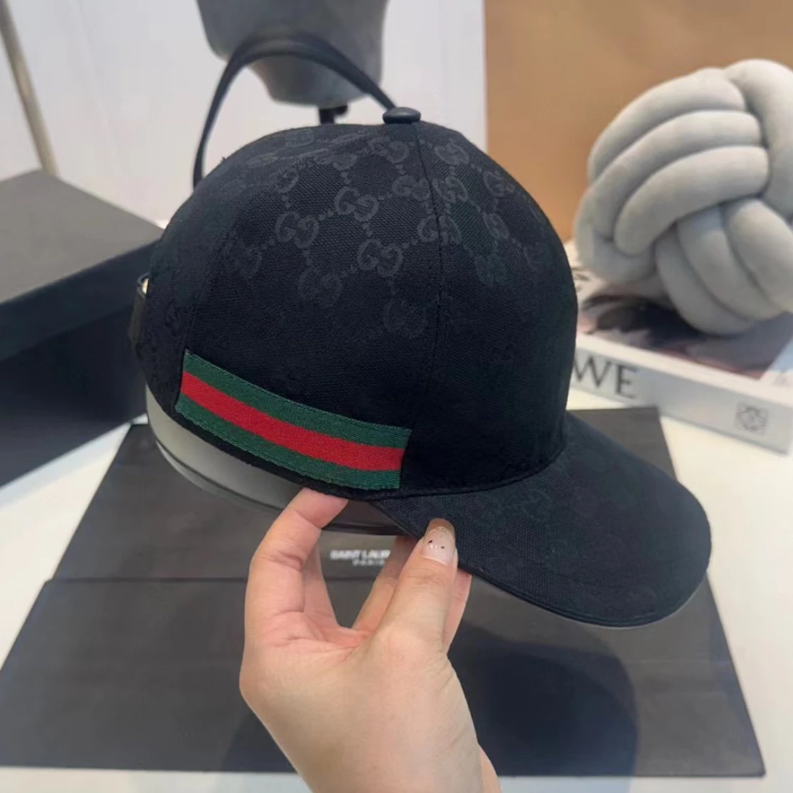 Svart gucci keps med mönster och ränder - 2