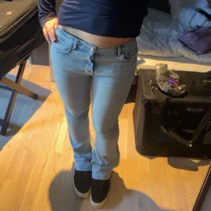 Ljusblå bootcut jeans - Snygga ljusblå bootcut jeans 🥰🥰De har en låg midja och en bekväm passform som sitter snyggt över höfterna och låren innan de går ut i en bootcut. Perfekta och är i strl S och längd 32 (S/32)