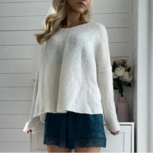 Vit stickad tröja - vit luftig stickad tröja, köptes på plick för ett tag sen, inte kommit till användning 🩷osäker på storlek men skulle säga passar från XS-L