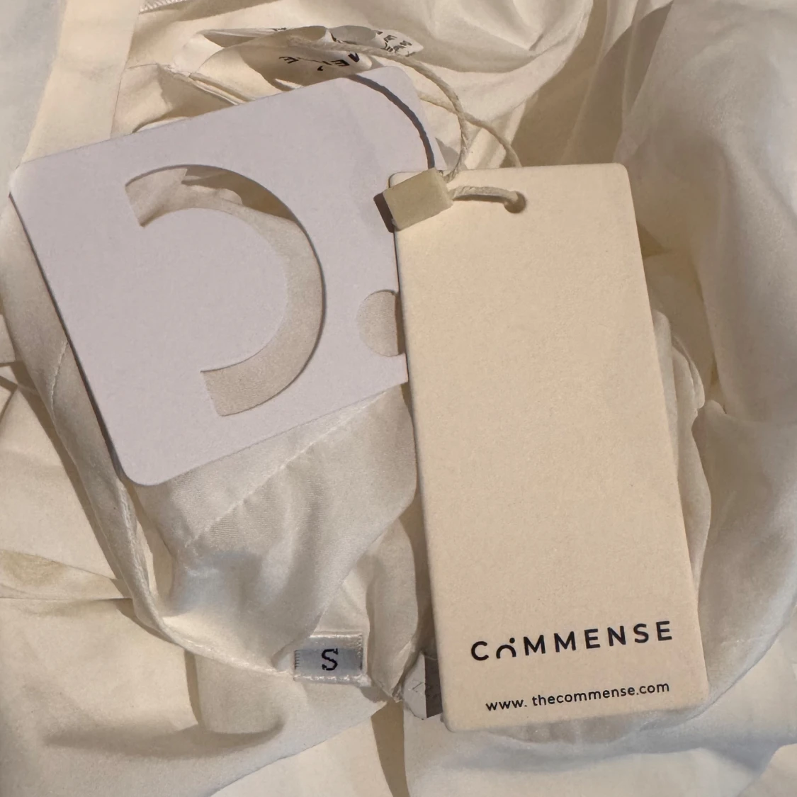 Vit klänning med rosett - 4