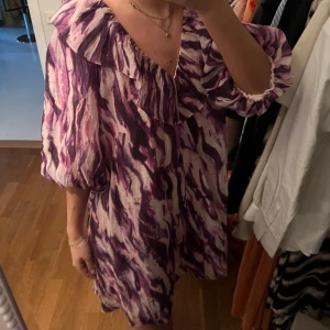 Klänning från H&M - Snygg klänning från h&m med öppen rygg, aldrig använd då jag köpte typ olika storlekar! 