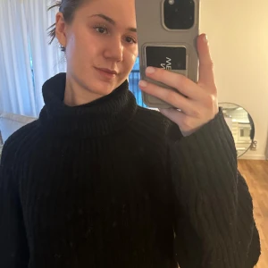 Svart stickad polotröja från 157 - Supermysig svart stickad tröja med polokrage 🖤 Perfekt under kallare vårdagar!! Passar även M