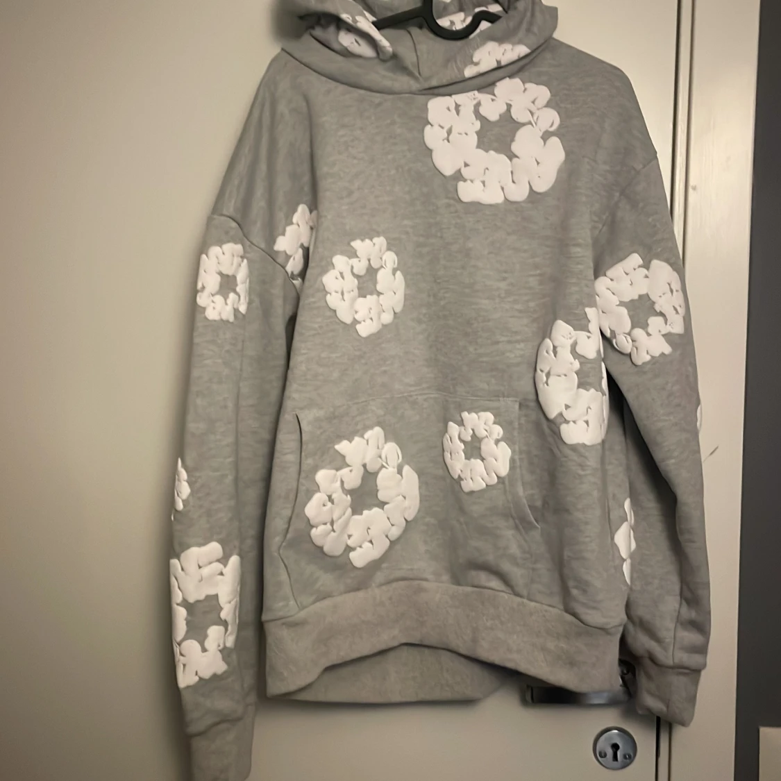 Grå hoodie från Denim Tears
