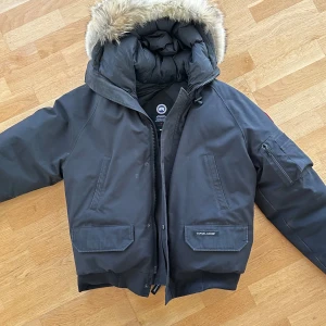Canada Goose Chilliwack bomber - En av de fetare modellerna av canada goose. Säkra vinterjackan och slipp stressen i höst! Bra skick och väldigt eftertraktad modell