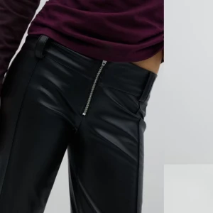 Svarta skinnbyxor från Gina Tricot - Snygga trendiga skinnbyxor från Gina Young med dragkedja framtill. Bootcut / utsvänga ben och super fina. Aldrig använda endast testade vid fåtal tillfällen. Säljer då de inte kommer till användning. Storlek 170 och passar mig som vanligtvis är xs/s. Köp direkt så försöker jag posta så snabbt som möjligt🩷🩷De är lite långa på mig som är 164🩷