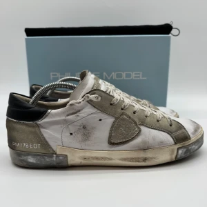 PHILIPPE MODEL PRSX - Philippe Model Prsx - Skick: 8,5/10 - Tillbehör: Enbart skorna - Storlek 43 sitter som 44 - Nypris ca 3900kr - deluxecloset