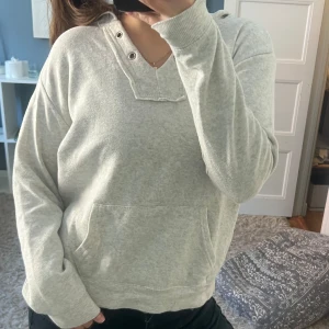 Mysig tröja!!  - Mysig tröja i en fin grå färg som passar till allt!! Använd ett fåtal gånger💗