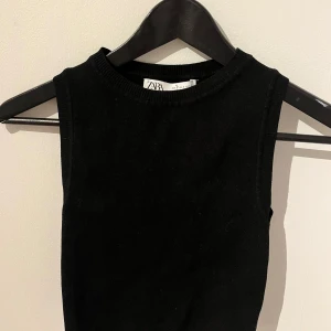 Stickat linne zara💕 - Säljer nu detta stickade linne från zara i strlk s, varan är i gott skick💕