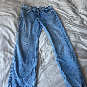 Blå jeans från Stradivarius - Snygga blå jeans från Stradivarius med en klassisk straight fit. Perfekta för en avslappnad stil. . Dessa jeans har en traditionell femficksdesign och en bekväm passform. Köpa för 379 säljer för 300. Små i storlek passar 170cm perfekt 