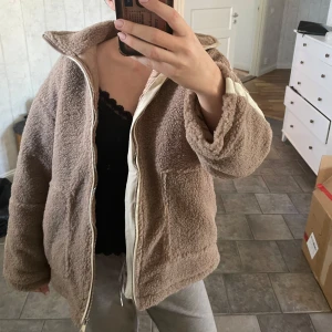 Beige teddyjacka med dragkedja - Superfin och härlig teddyjacka som är helt ny, endast testad, säljer för den inte kommer till användning. Den är perfekt tjock för vårväder eller sena sommarkvällar!! Pris kan alltid diskuteras🩷