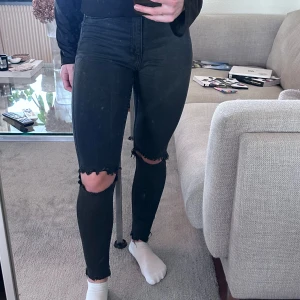 Svarta jeans med slitna detaljer från Lager 157 - Snygga svarta jeans från Lager 157 med slitna detaljer vid knäna. De har en tight passform och har tyvärr blivit lite små för mig!