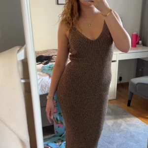 Brun stickad långklänning från Adoore - Snygg brun stickad långklänning med v-ringad hals och smala axelband som endast är testad. Stretchig så passar allt från xs-m. Nypris 1.400kr. Priset går att diskuteras💞