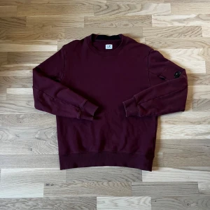 C.P Company Sweatshirt - Jag säljer en vin röd C.P Company tröja i storlek M, den har används sparsamt och är såklart äkta! Det ända dåliga är att tagsen inuti är lite slitna och trådiga men tröjan i sig är i mycket bra skick. 😁 Nypris: Runt 2200kr