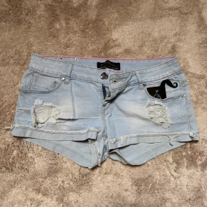 Low waist jeans shorts 🥰🥰 - Ljus blåa jeans shorts, i stretchigt material😇😇🌟🌟 