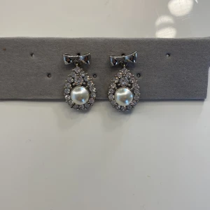 Örhängen  - Säljer mina örhängen från Åhléns då de inte kommer till användning. Har använt de en gång och är i mycket bra skick. 