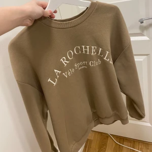 Sweatshirt från Gina - Sweatshirt från Gina. Gråbrun.