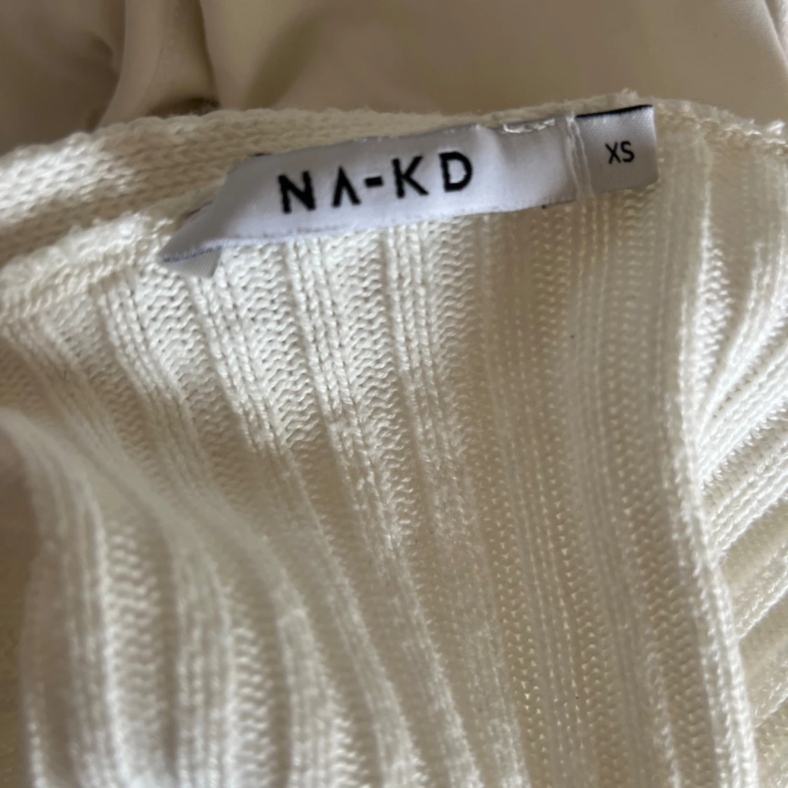 Vit ribbad omlottopp från NA-KD - 3