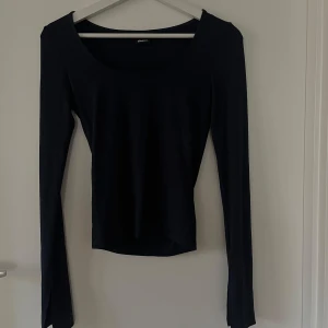 Marinblå topp - Jättefin marinblå tröja från Gina tricot i fint skick!🩷