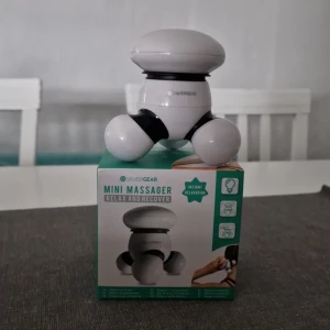 Mini Massager från Silvergear - Säljer en kompakt och praktisk mini massager från Silvergear. Perfekt för avslappning och återhämtning. Den är vit med svarta detaljer och har en ergonomisk design som gör den enkel att använda på olika delar av kroppen. Idealisk för att lindra muskelspänningar och stress. Köp nu för en avkopplande upplevelse!
