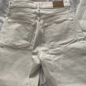 Vita jeansbyxor - Snygga vita jeansbyxor med klassisk femficksdesign och knappgylf. Perfekta för en stilren look. 👀  ”perfect jeans” från Gina tricot i storlek 36🤍