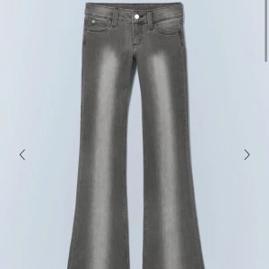 Grå bootcut jeans - Säljer dessa coola Weekday jeansen som är lågmidjade och bootcut. De är i storlek 28/30 och är slutsålda på hemsidan! De har en liten defekt på låret men inget man ser när de är på! Skriv för frågor och priset är diskuterbart💗