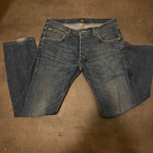 Blå jeans från Lee - Säljer ett par klassiska blå jeans från Lee. Modellen är DAREN. Storleken är W32 L34