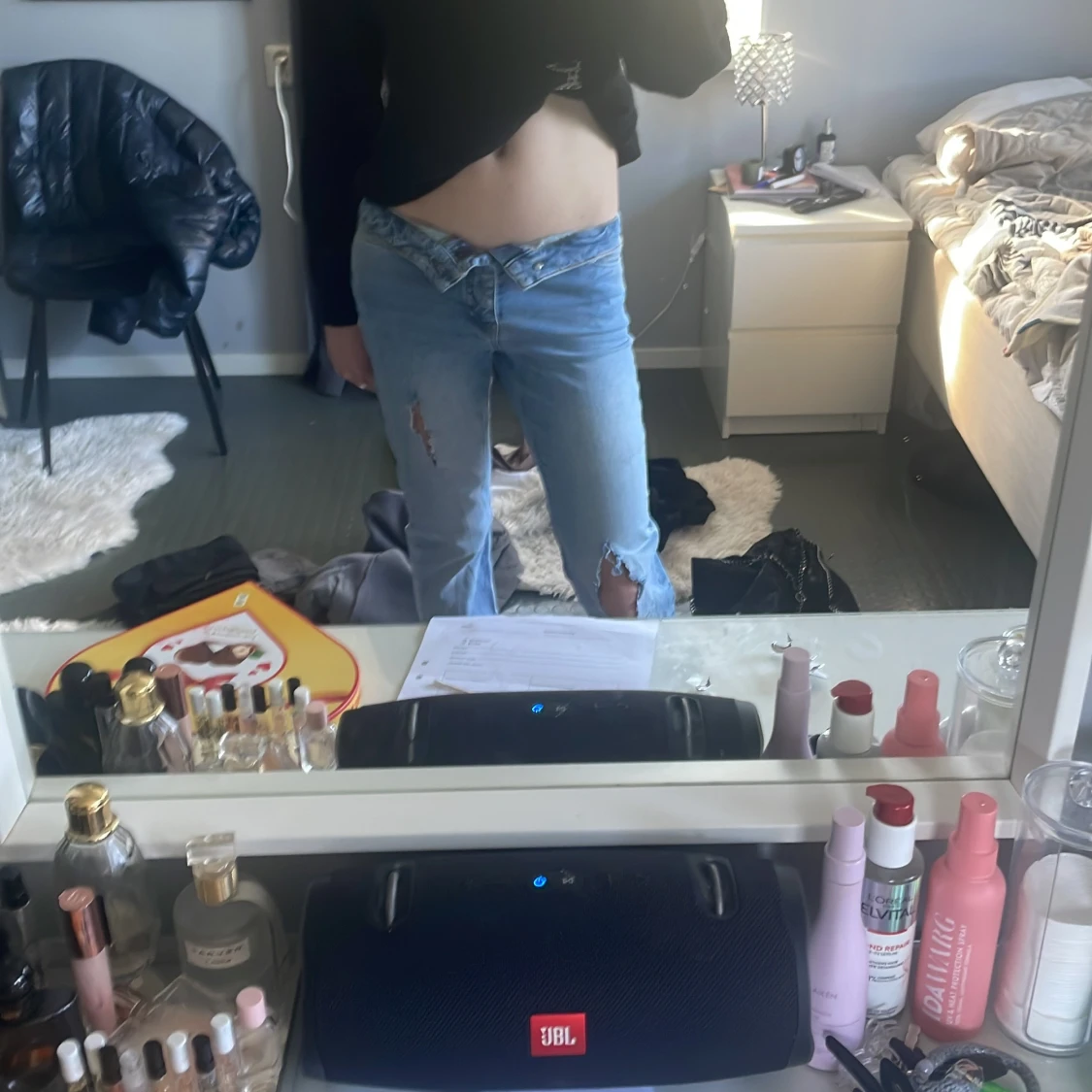 Blå jeans med slitningar - 1