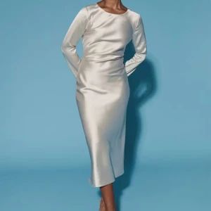 Satinklänning - Super fin klänning som tyvärr blivit för liten för mig, öppen rygg med rosett, ingen stretch