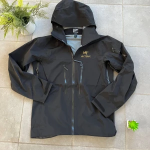 Arcterys alpha Sv jacka - Tja, säljer denna feta arcteryx jacka. Modellen heter Alpha Sv och denna jacka är bara perfekt. Allt vatten som rör den åker direkt av och du blir aldrig kall eller blöt. Priset är inte hugget i sten så hör gärna av er!💫